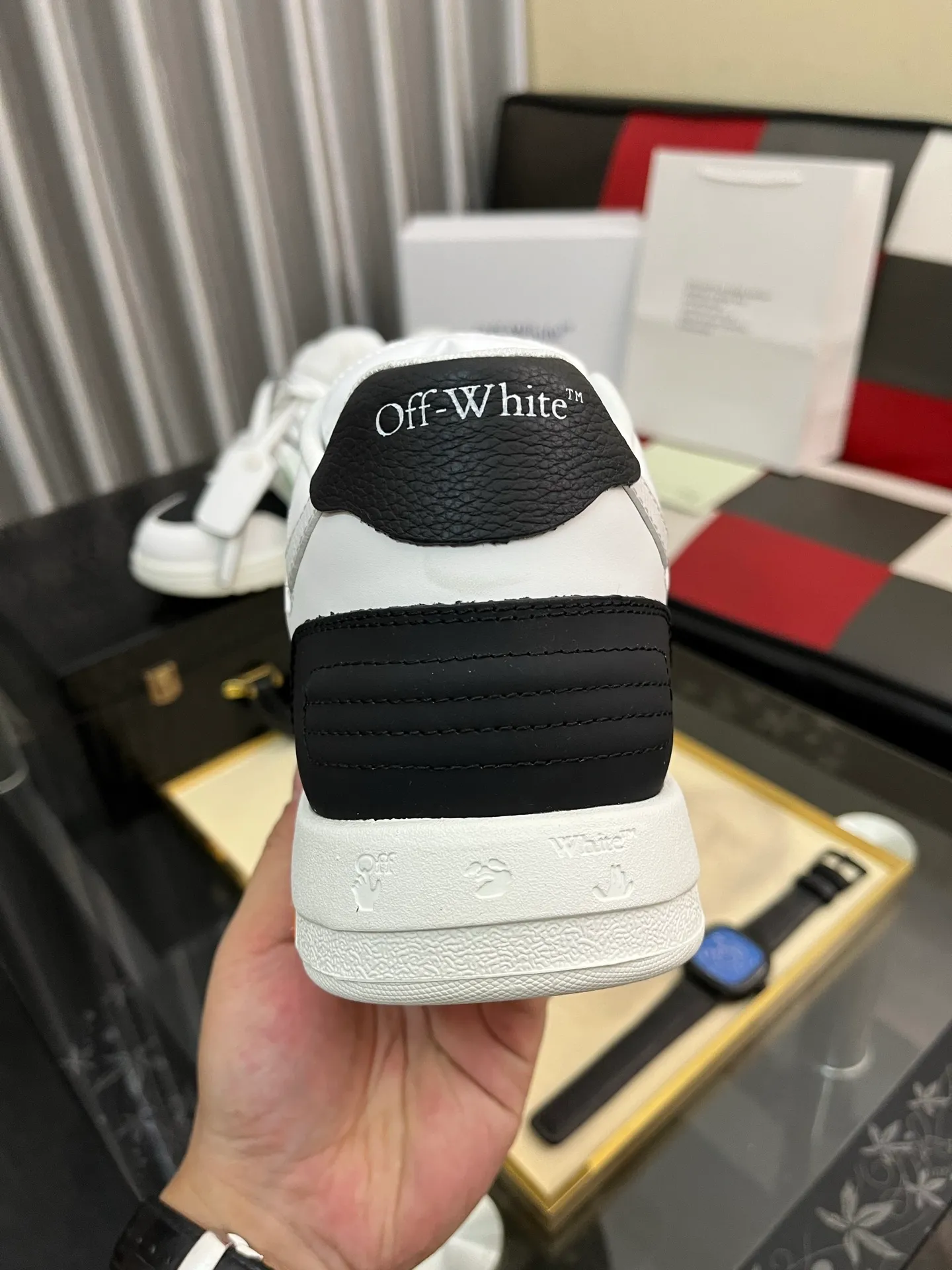 Men's shoes 💰600⌚️⌚️ OFF-White C/O VirGil Abloh fashionable and versatile casual shoes. Exclusive first release of the new model. Made of environmentally friendly cowhide leather and mesh fabric upper material. The insole is embedded with foam cushioning EVA material. The correct midsole is equipped with EVA lightweight cushioning. External tooth nail rubber outsole. The correct accessories can be customized simultaneously. Women's model: 35-40 Men's model: 39-45